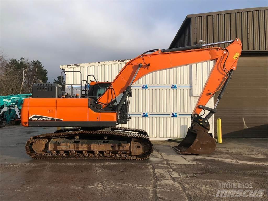 Develon Dx225lc-7 حفارات زحافة