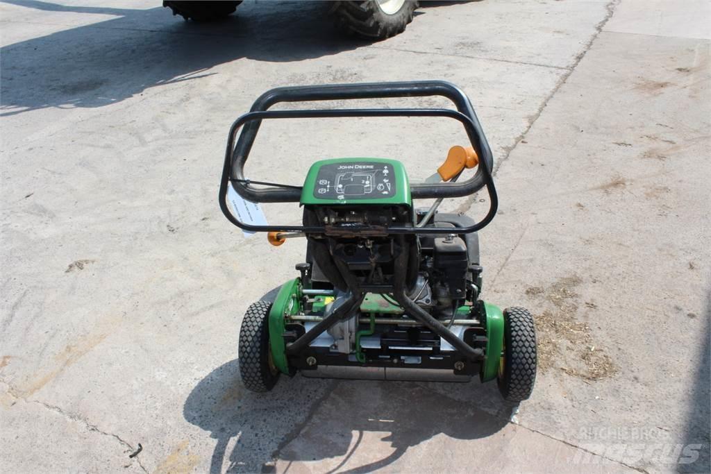 John Deere 220B جز العشب خلف الكهف