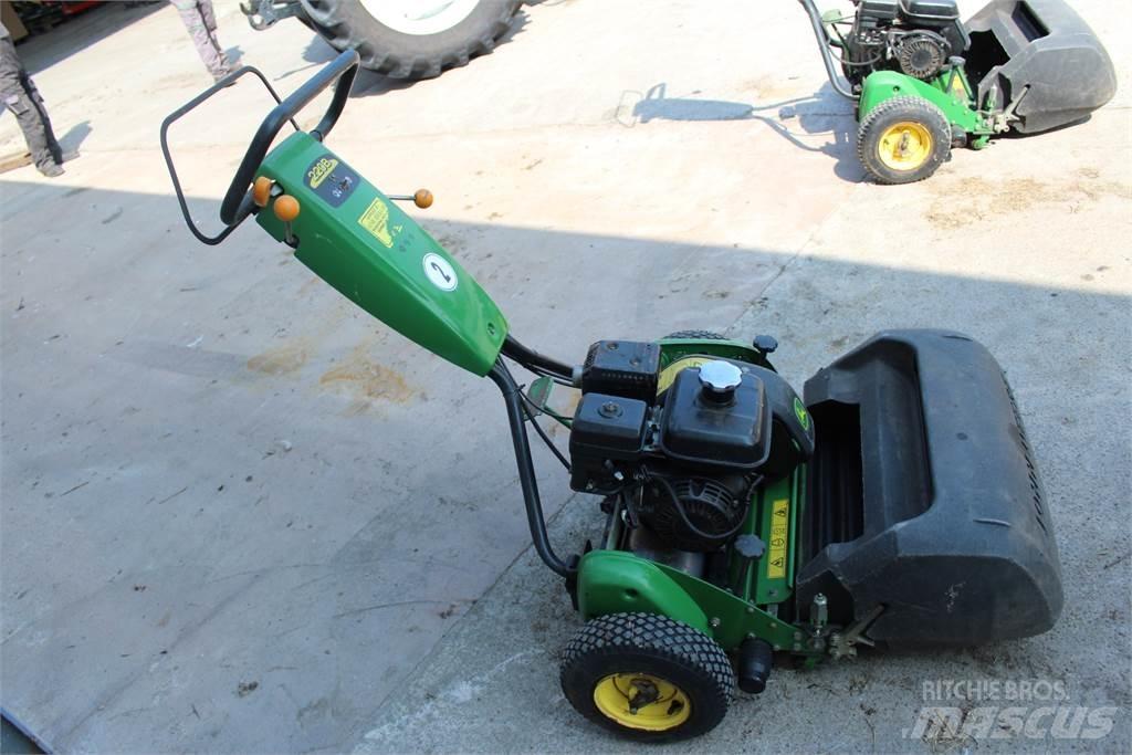 John Deere 220B جز العشب خلف الكهف