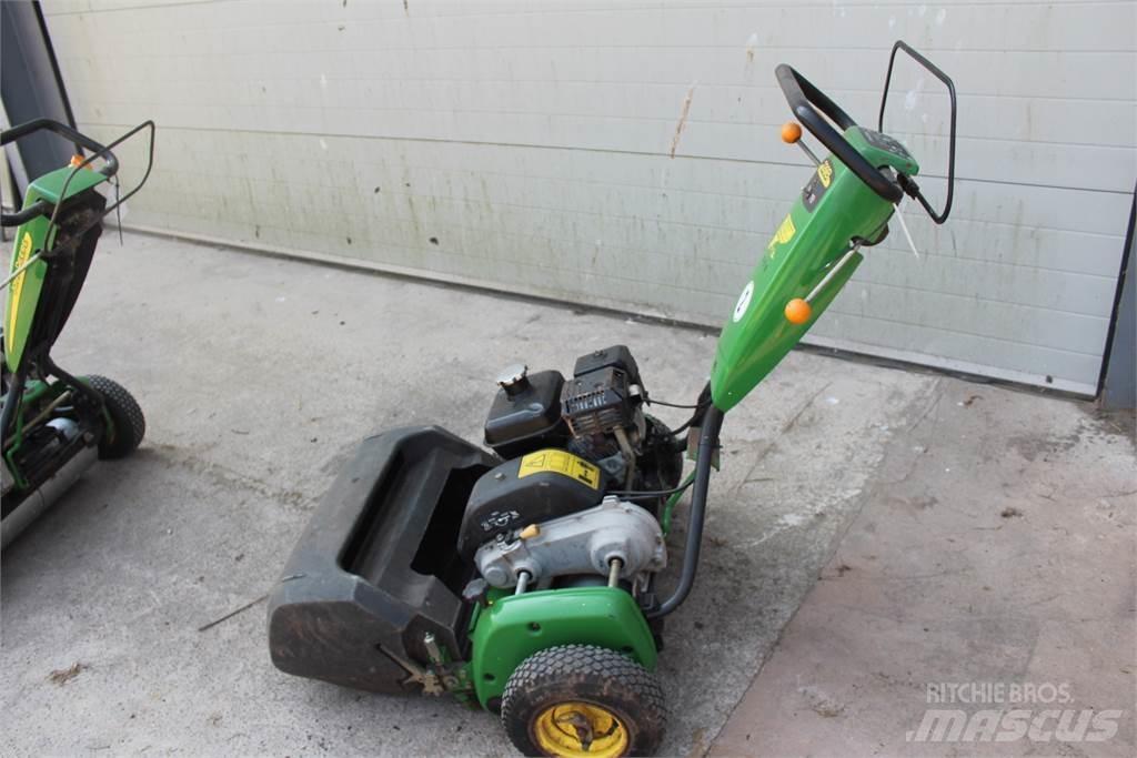 John Deere 220B جز العشب خلف الكهف
