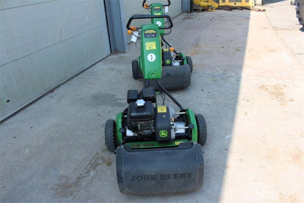 John Deere 220B جز العشب خلف الكهف