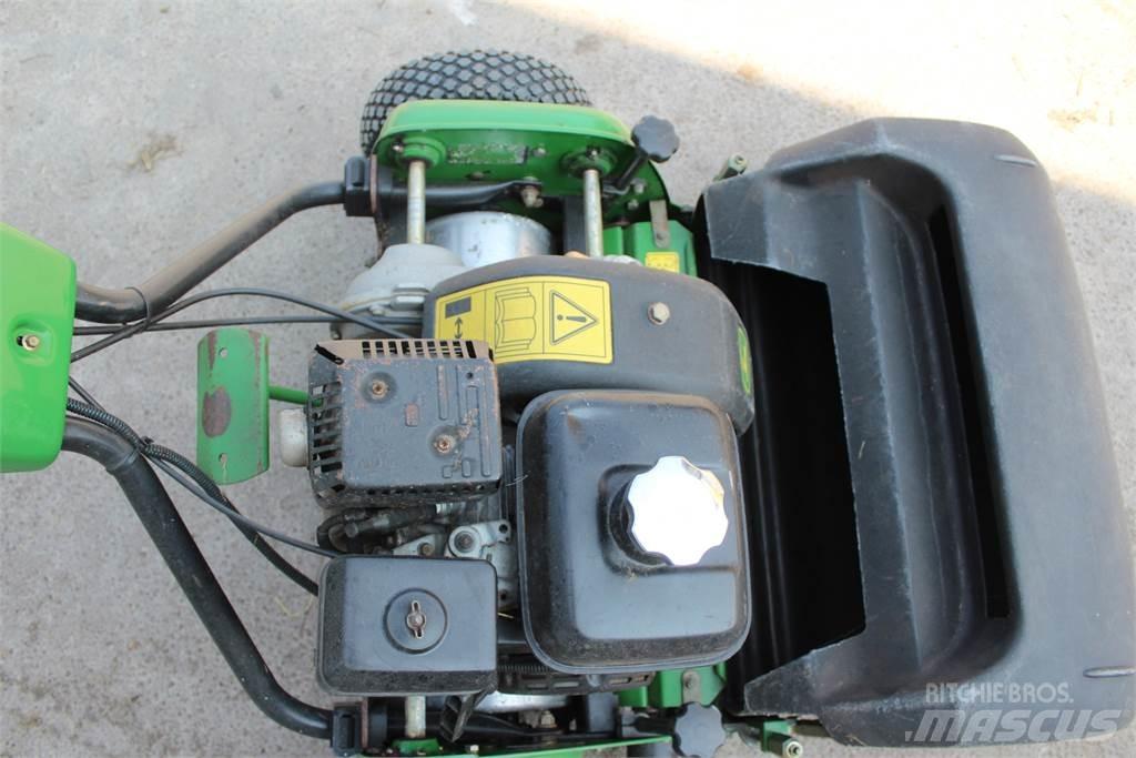 John Deere 220B جز العشب خلف الكهف