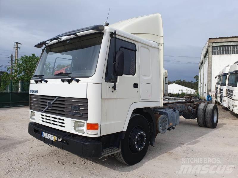 Volvo FL7 شاحنات بمقصورة وهيكل