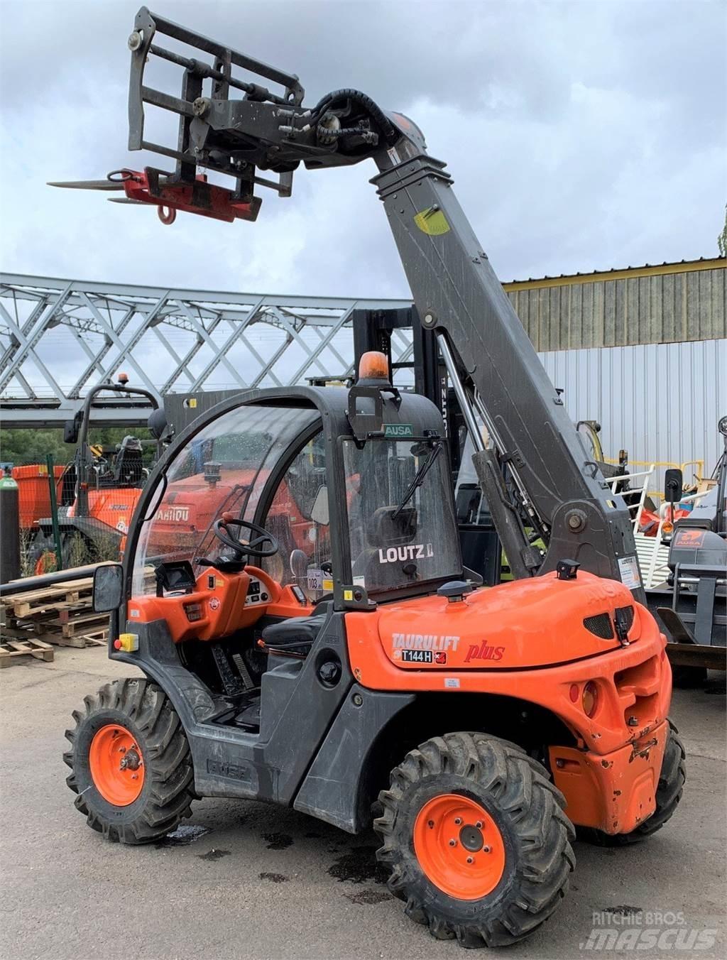Ausa T144H Plus معدات مناولة لأغراض الزراعة