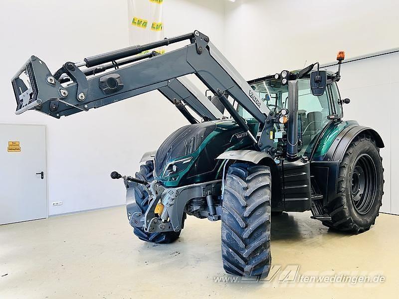 Valtra T174 الجرارات