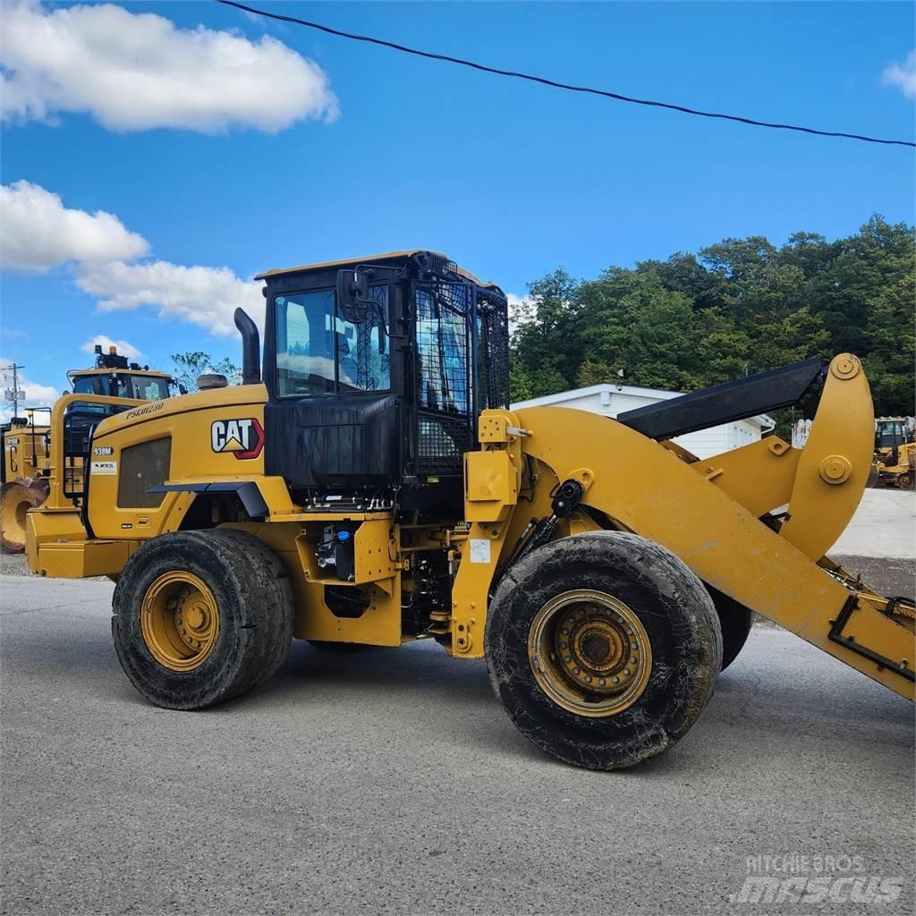 CAT 938M لوادر بعجل