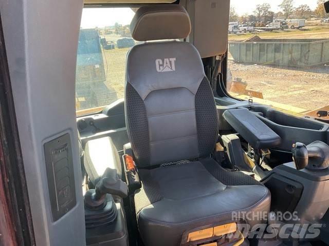 CAT D6 LGP WH بلدوزرات مجنزرة