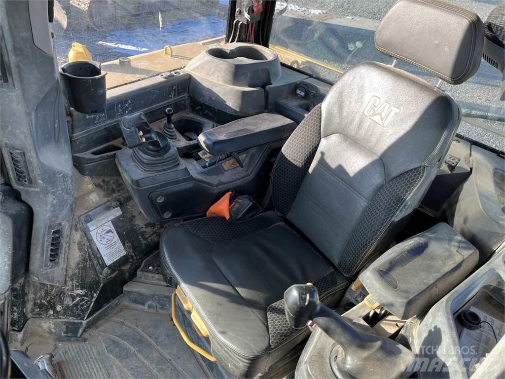 CAT D6 LGP WH بلدوزرات مجنزرة