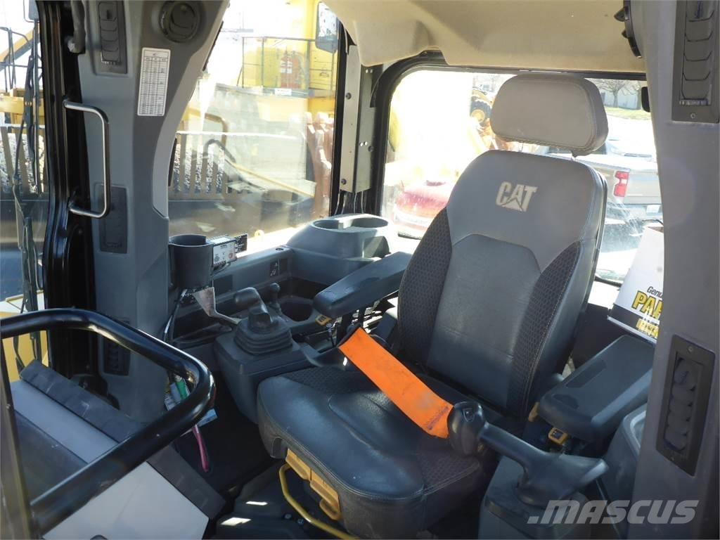 CAT D6 WH بلدوزرات مجنزرة