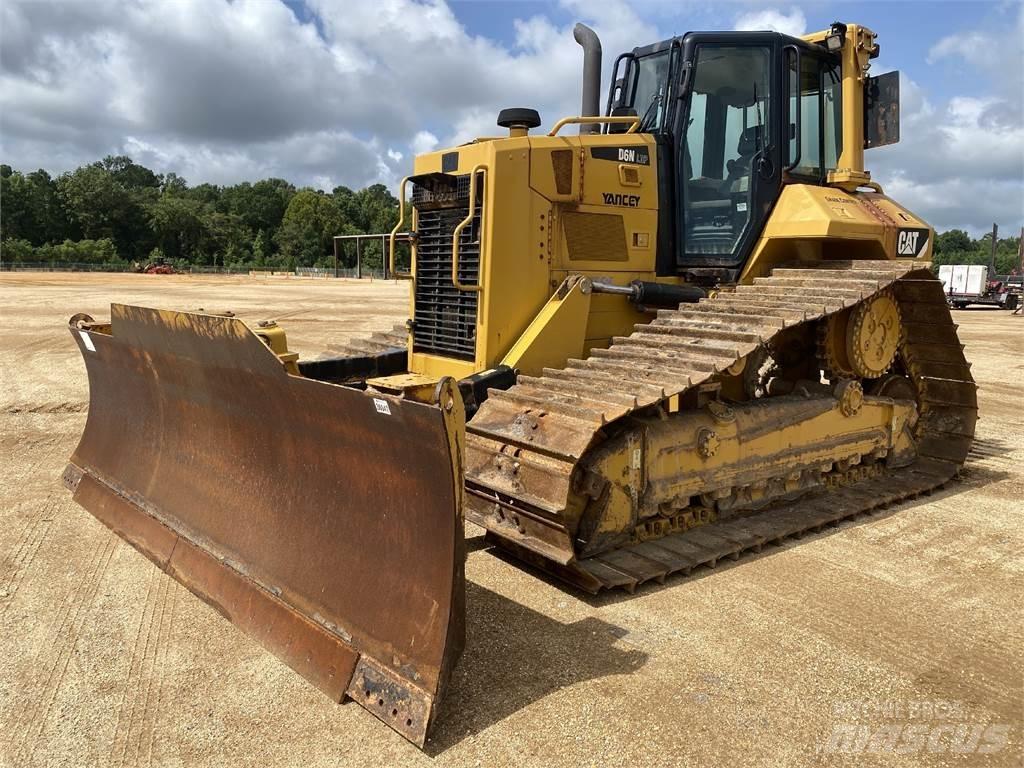 CAT D6N LGP بلدوزرات مجنزرة