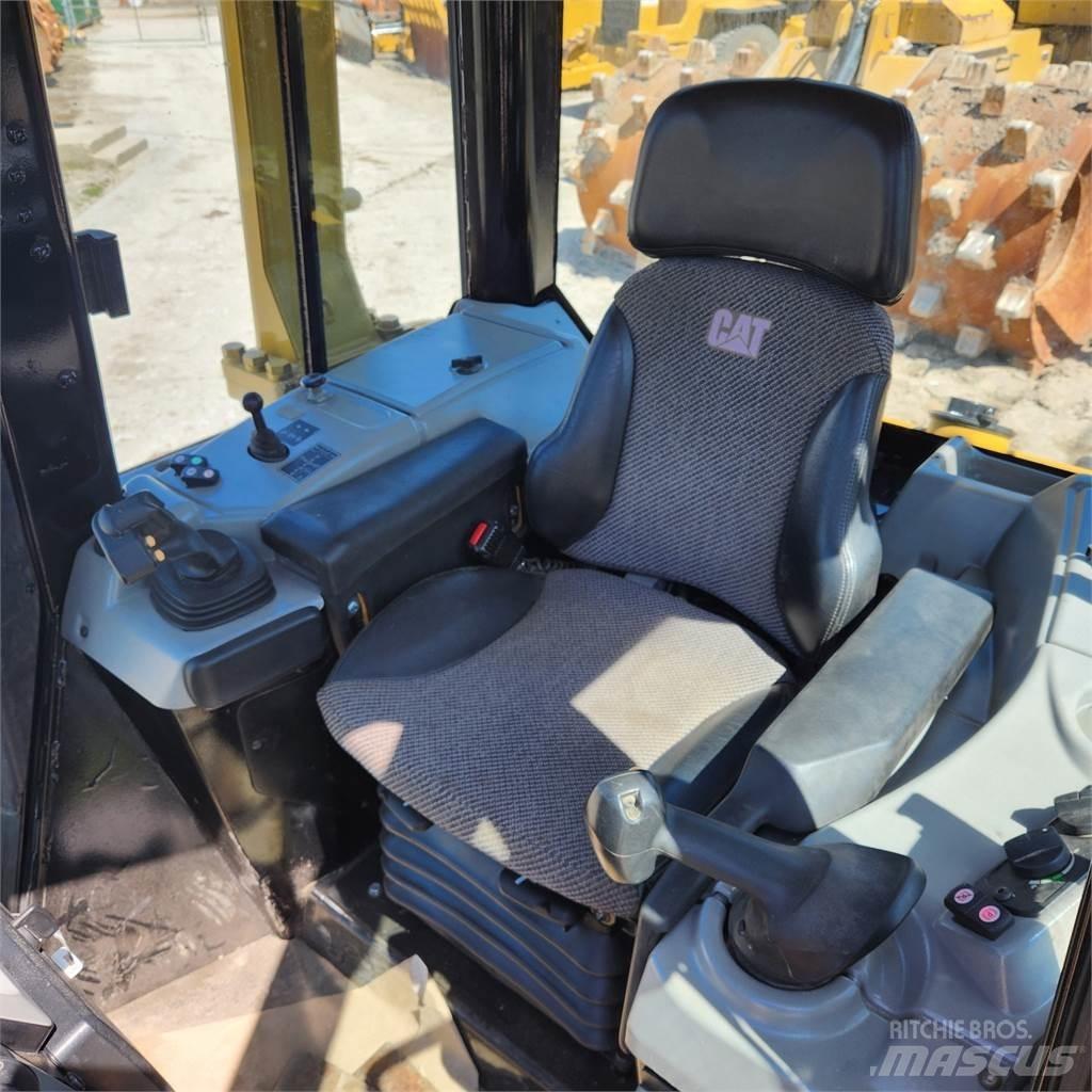 CAT D6N LGP بلدوزرات مجنزرة