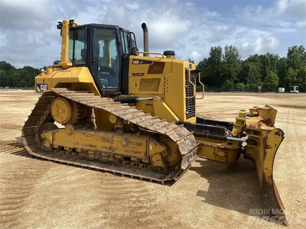 CAT D6N LGP بلدوزرات مجنزرة