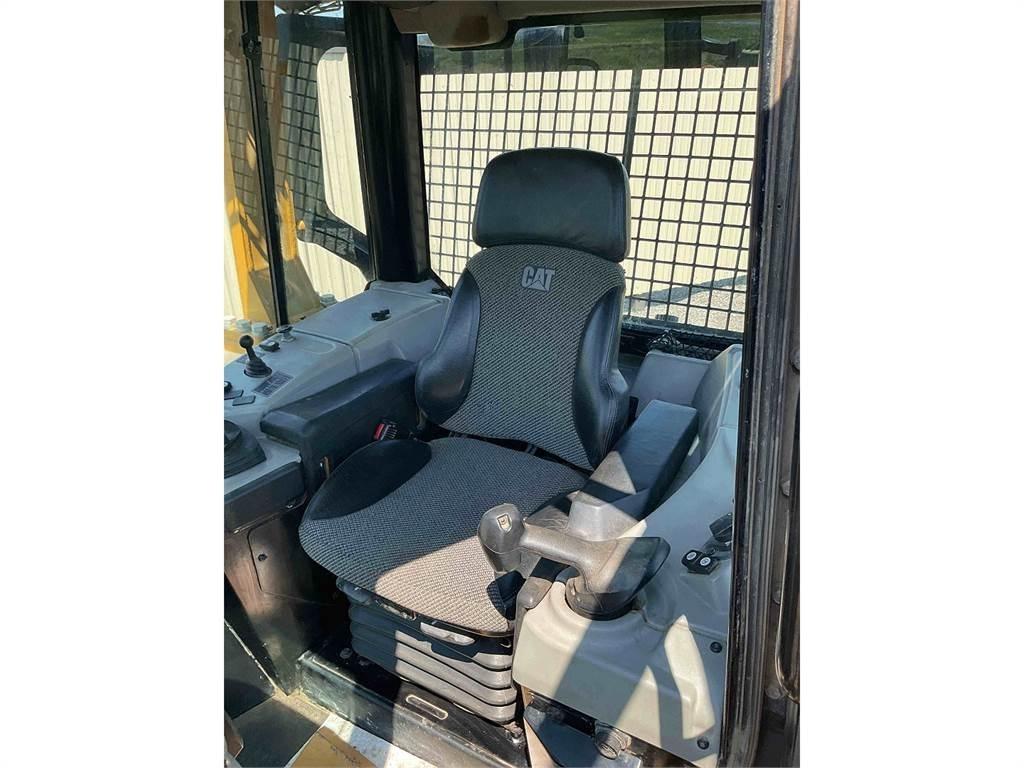 CAT D6N LGP بلدوزرات مجنزرة