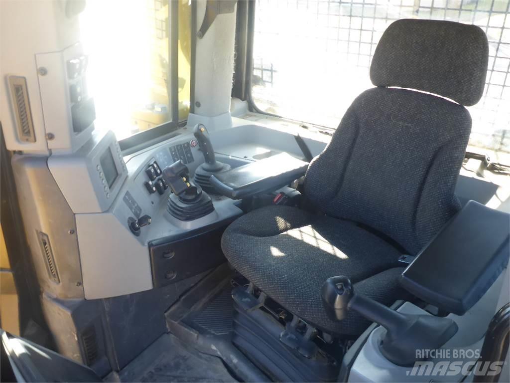 CAT D8T بلدوزرات مجنزرة