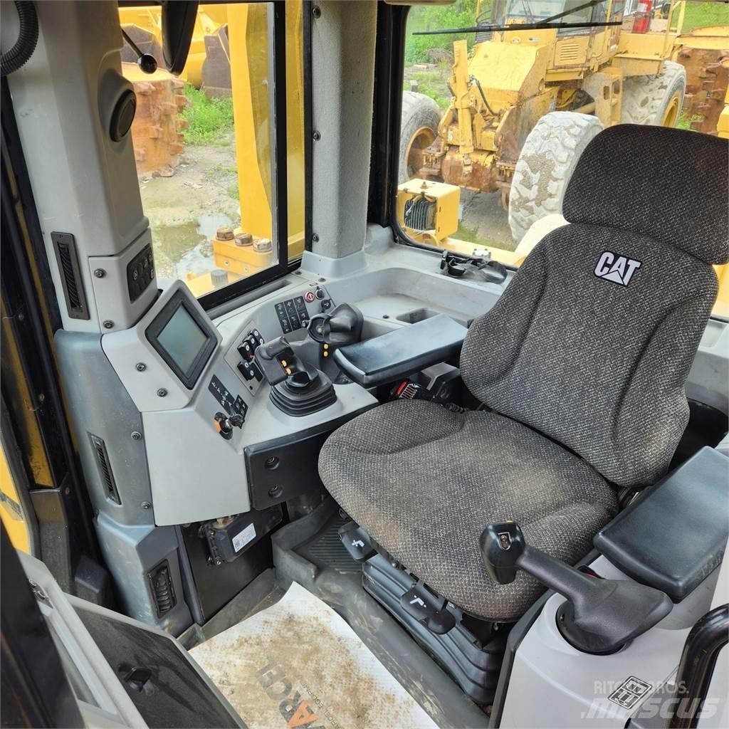 CAT D8T LGP بلدوزرات مجنزرة
