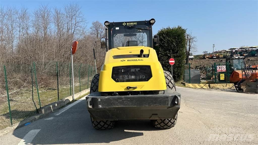 Bomag BW213 DH-5 ضاغطات التربة