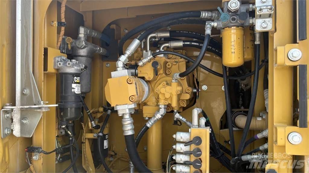 CAT 323 FLN حفارات زحافة