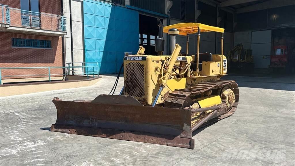 CAT D4D بلدوزرات مجنزرة