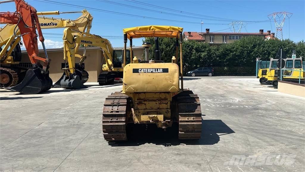 CAT D4D بلدوزرات مجنزرة