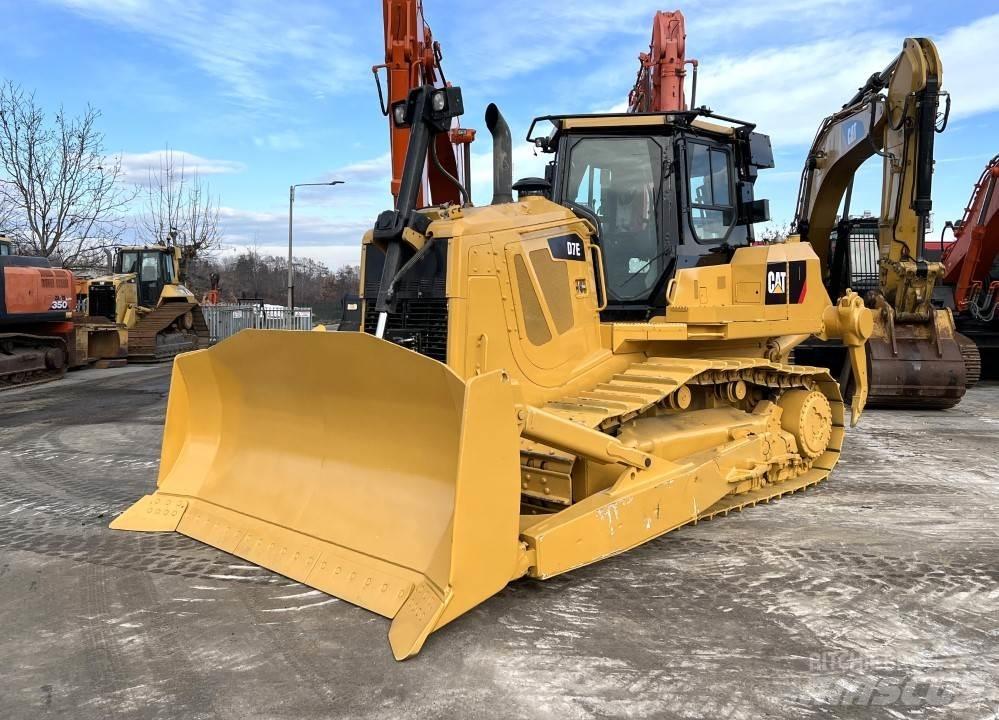 CAT D7E بلدوزرات مجنزرة