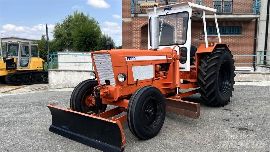 Ford 5600 4X2 بلدوزرات مجنزرة
