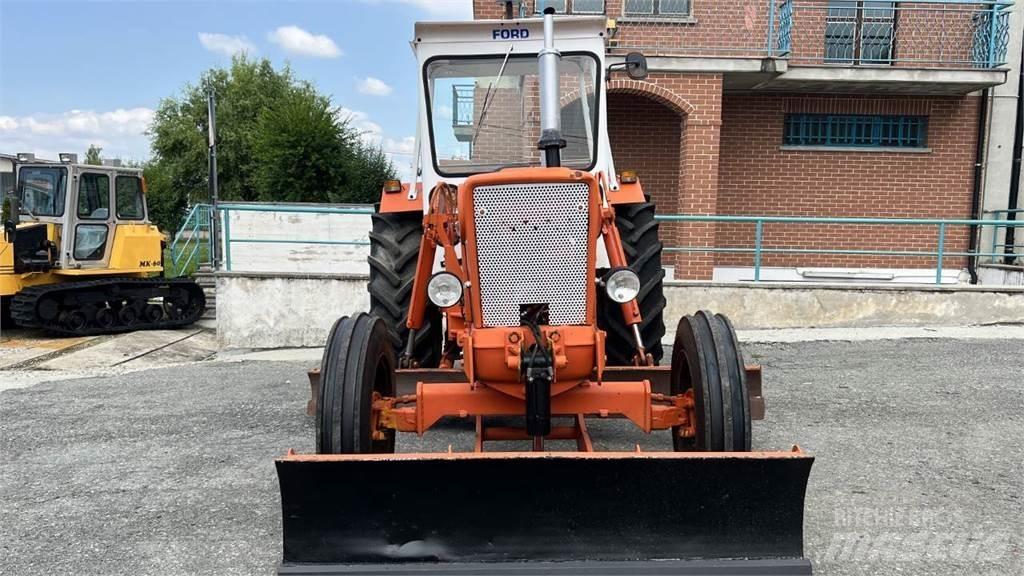 Ford 5600 4X2 بلدوزرات مجنزرة