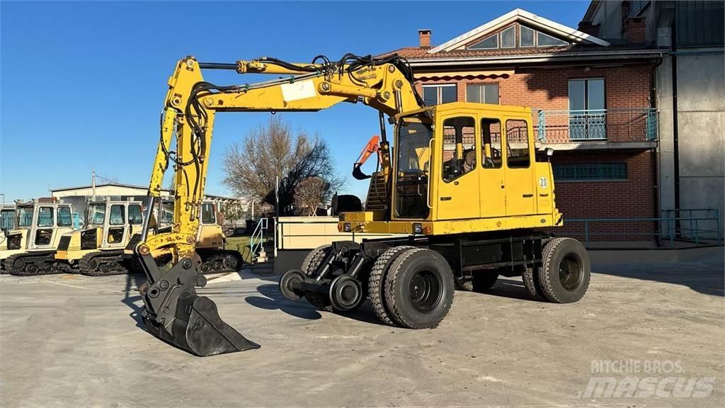 Fuchs MHB 230 ZW 4x4 حفارات بعجل
