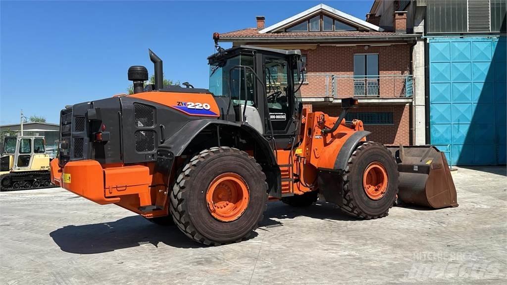 Hitachi ZW220-6 لوادر بعجل