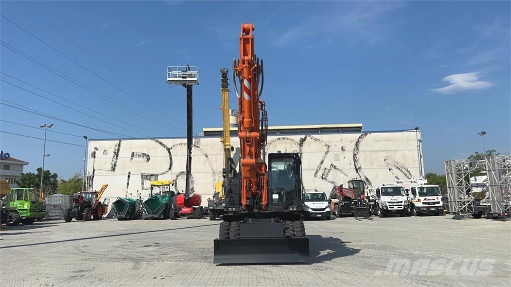 Hitachi ZX220W-7 حفارات بعجل