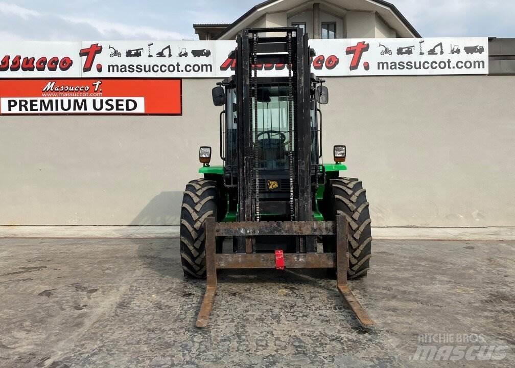 JCB 926 شاحنات الطرق الوعرة