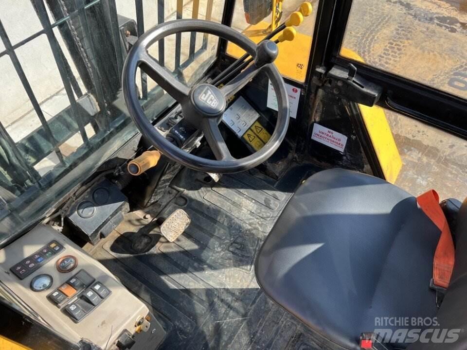 JCB 926 شاحنات الطرق الوعرة