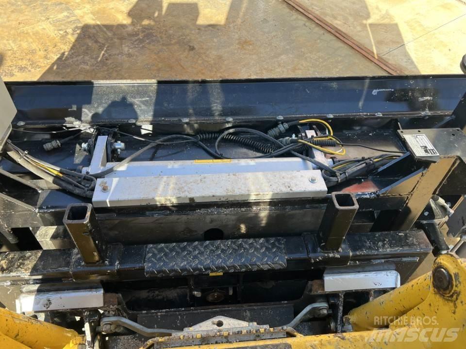 Komatsu CK 20 HF لوادر انزلاقية التوجيه
