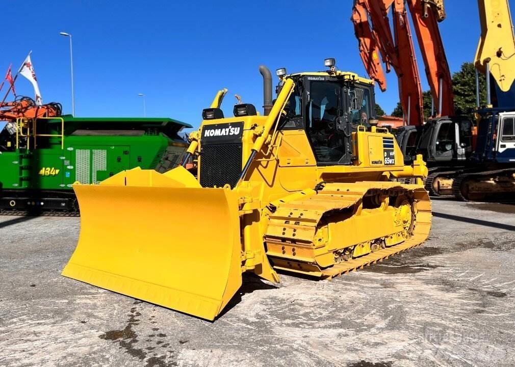 Komatsu D65 بلدوزرات مجنزرة