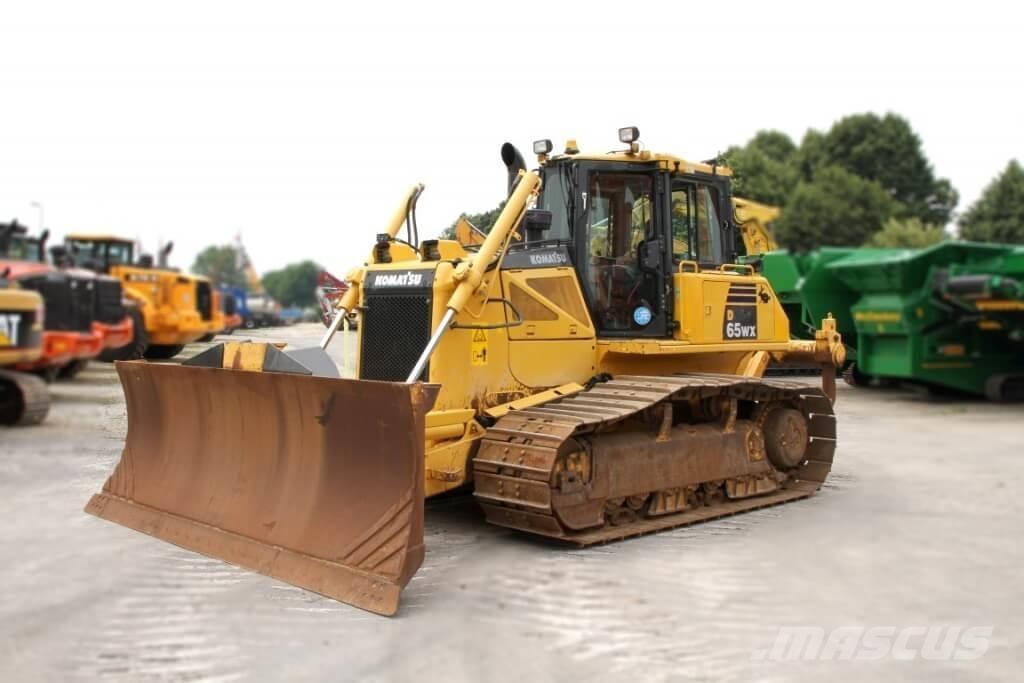 Komatsu D65WX-16 بلدوزرات مجنزرة