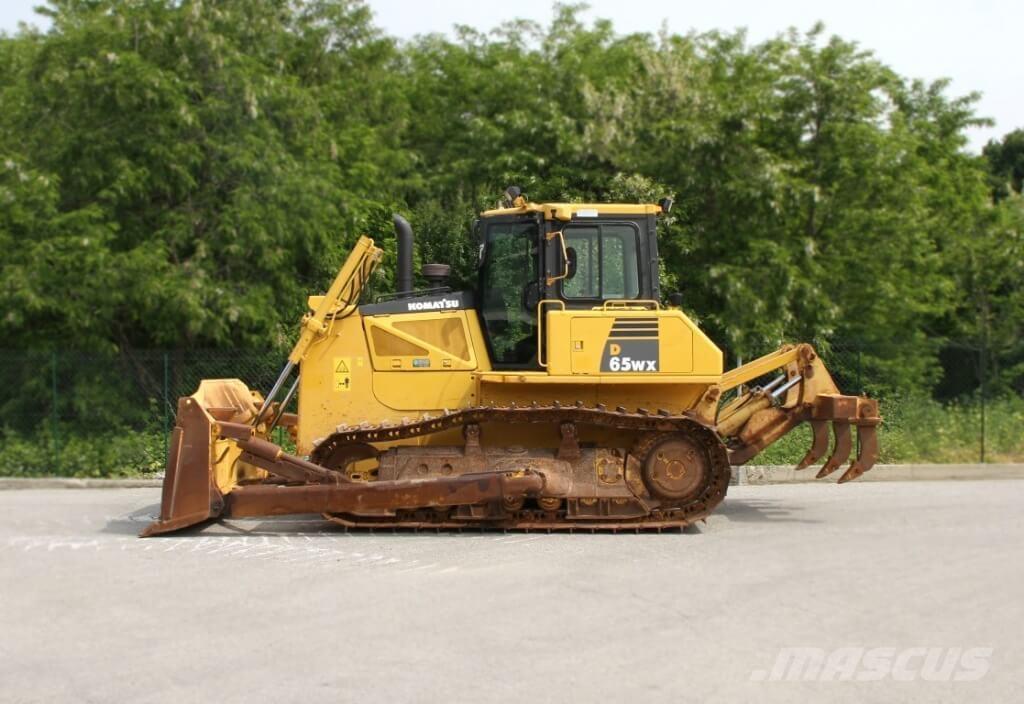 Komatsu D65WX-16 بلدوزرات مجنزرة