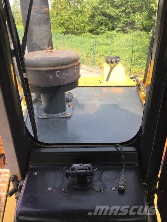 Komatsu D65WX-16 بلدوزرات مجنزرة