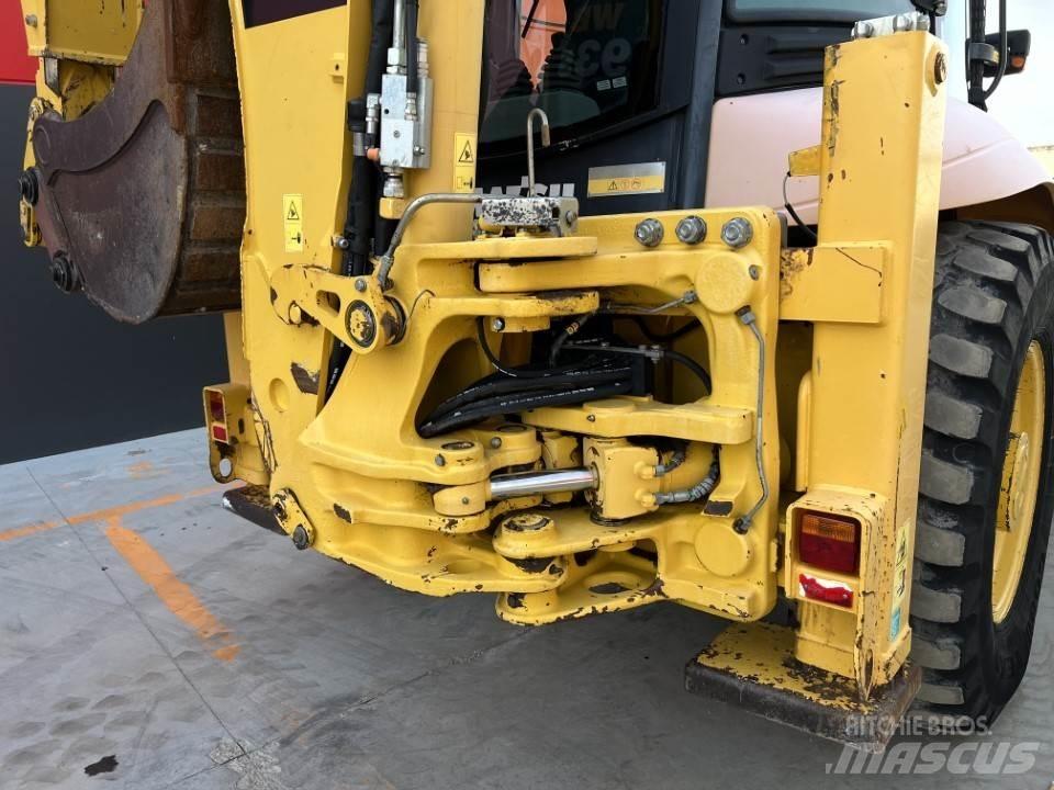 Komatsu WB93S-5E0 لوادر ذات جرافات عكسية
