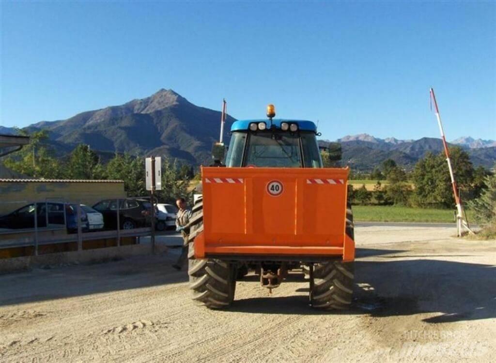Landini LEGEND 135 حراثات ونصول الجليد