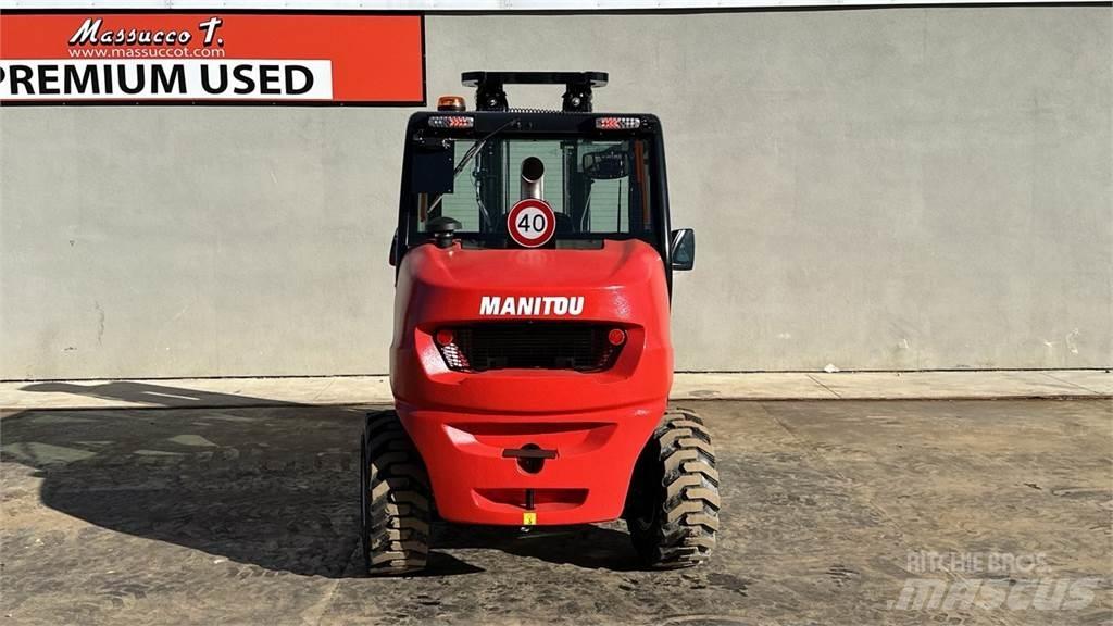 Manitou MC 30.4 4X4 شاحنات الطرق الوعرة