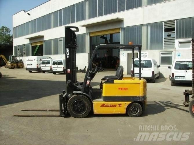 TCM VM400 FB30 شاحنات ذات رافعات شوكية تعمل بالكهرباء