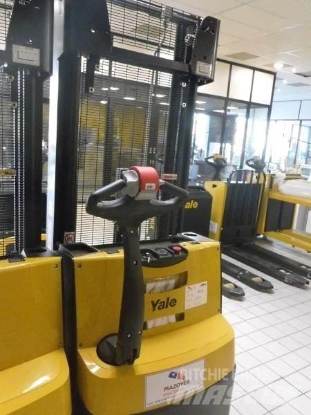 Yale MS 12 AC معدات التكديس الجوالة