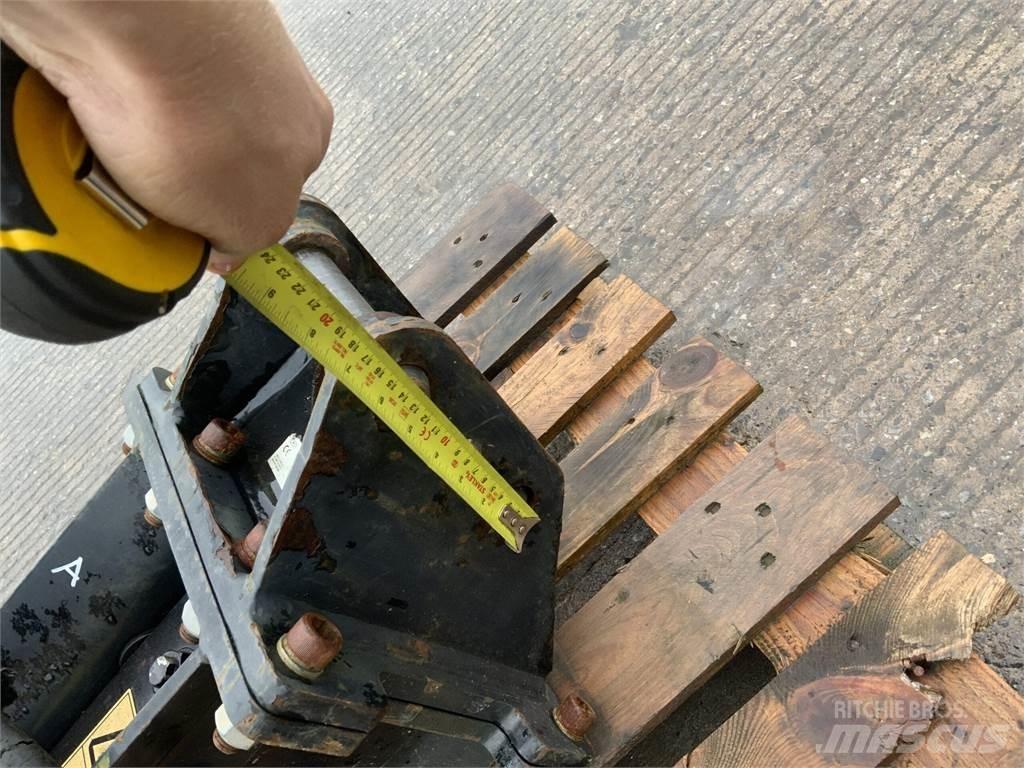 JCB HM012T Breaker ماكينات زراعية أخرى