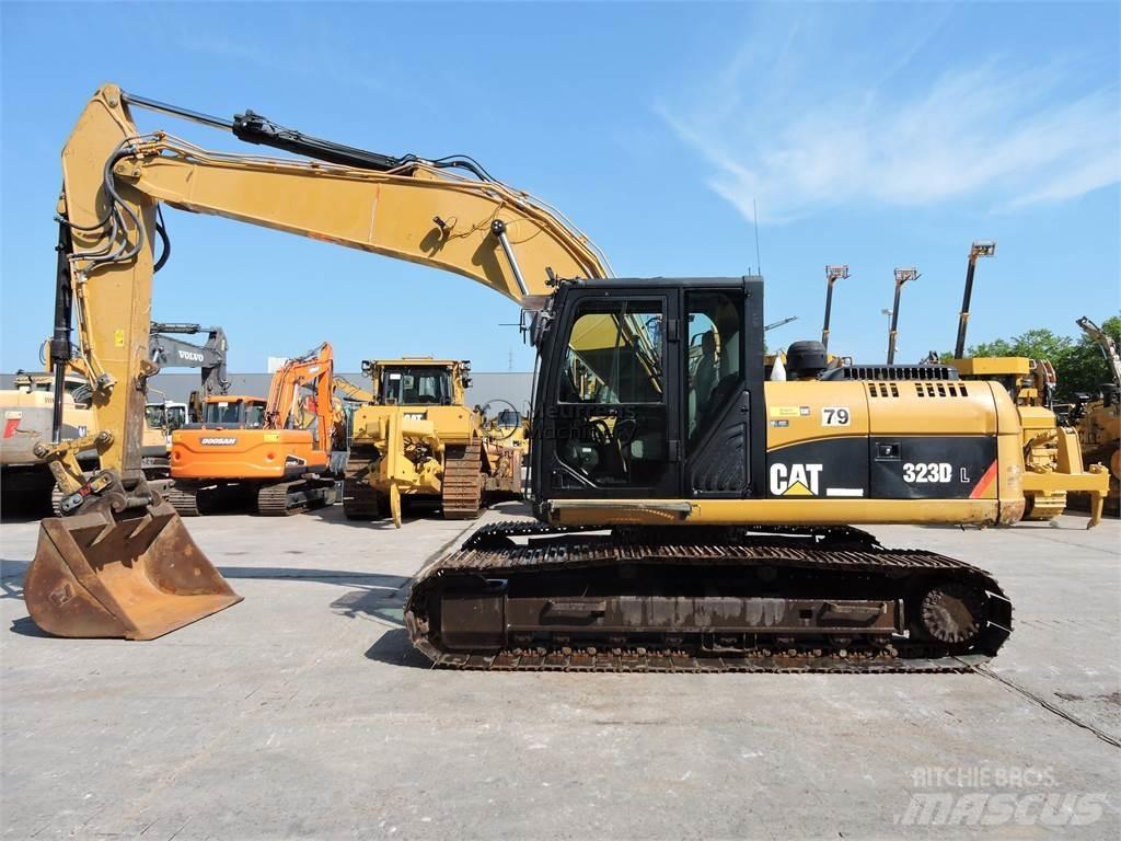 CAT 323D حفارات زحافة