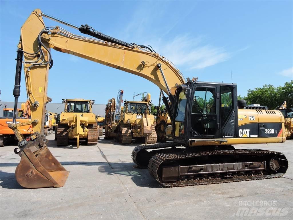 CAT 323D حفارات زحافة