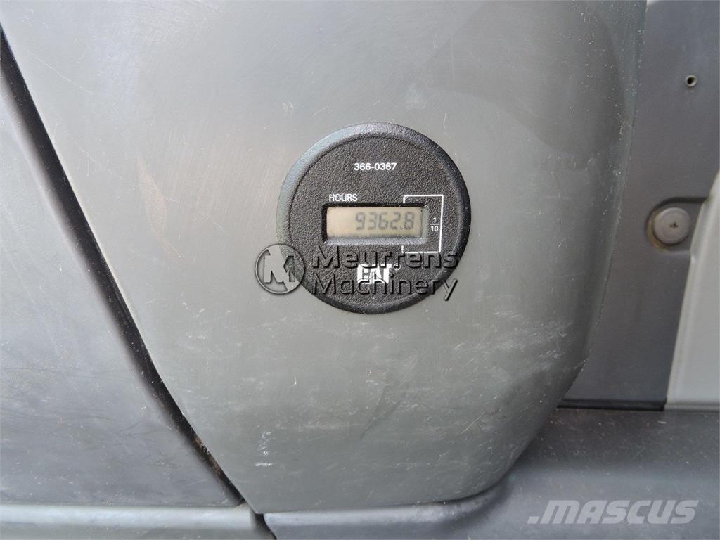 CAT 328 D حفارات زحافة