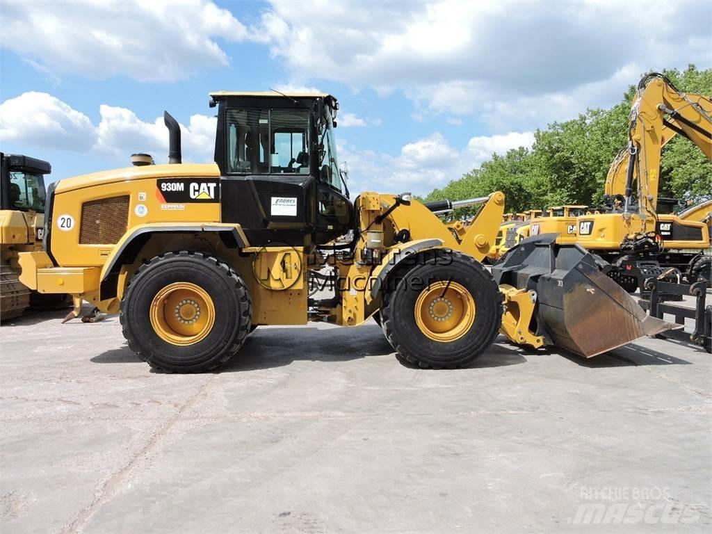 CAT 930M لوادر بعجل