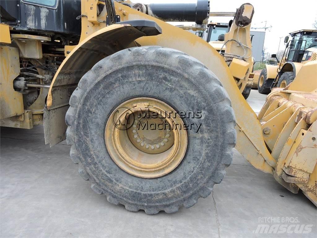 CAT 972M لوادر بعجل