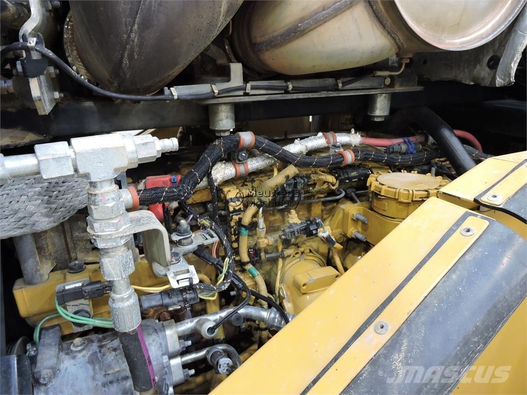 CAT 972M لوادر بعجل