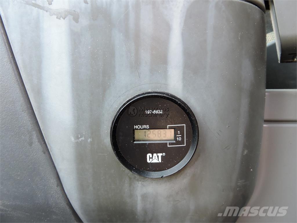 CAT M318D حفارات بعجل