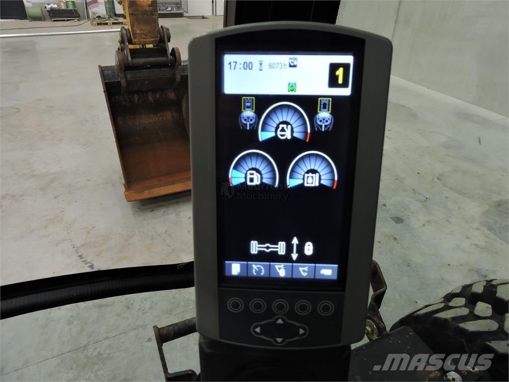 CAT M322D حفارات بعجل